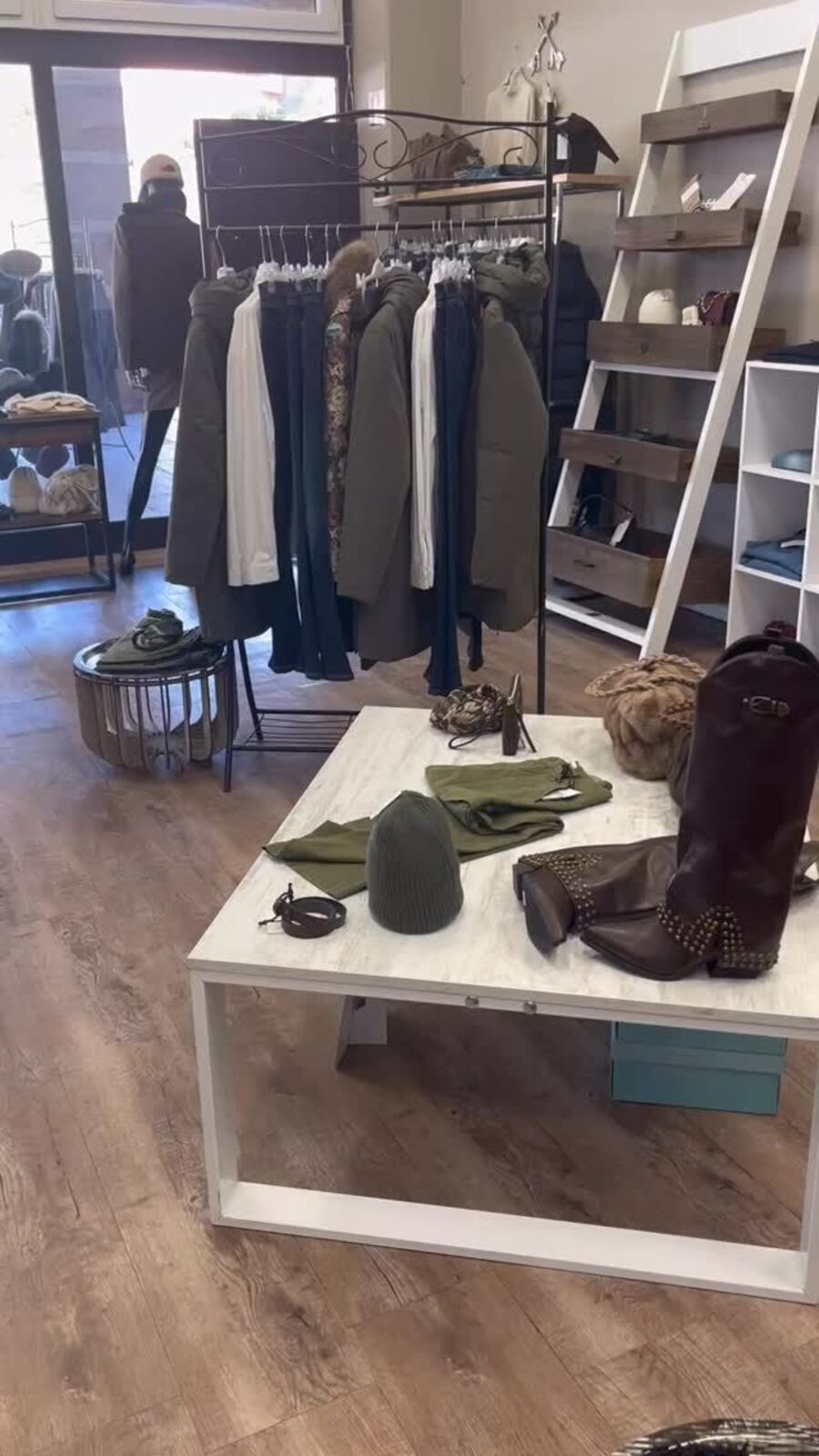 Cappelli, stivali e accessori sul tavolo espositivo