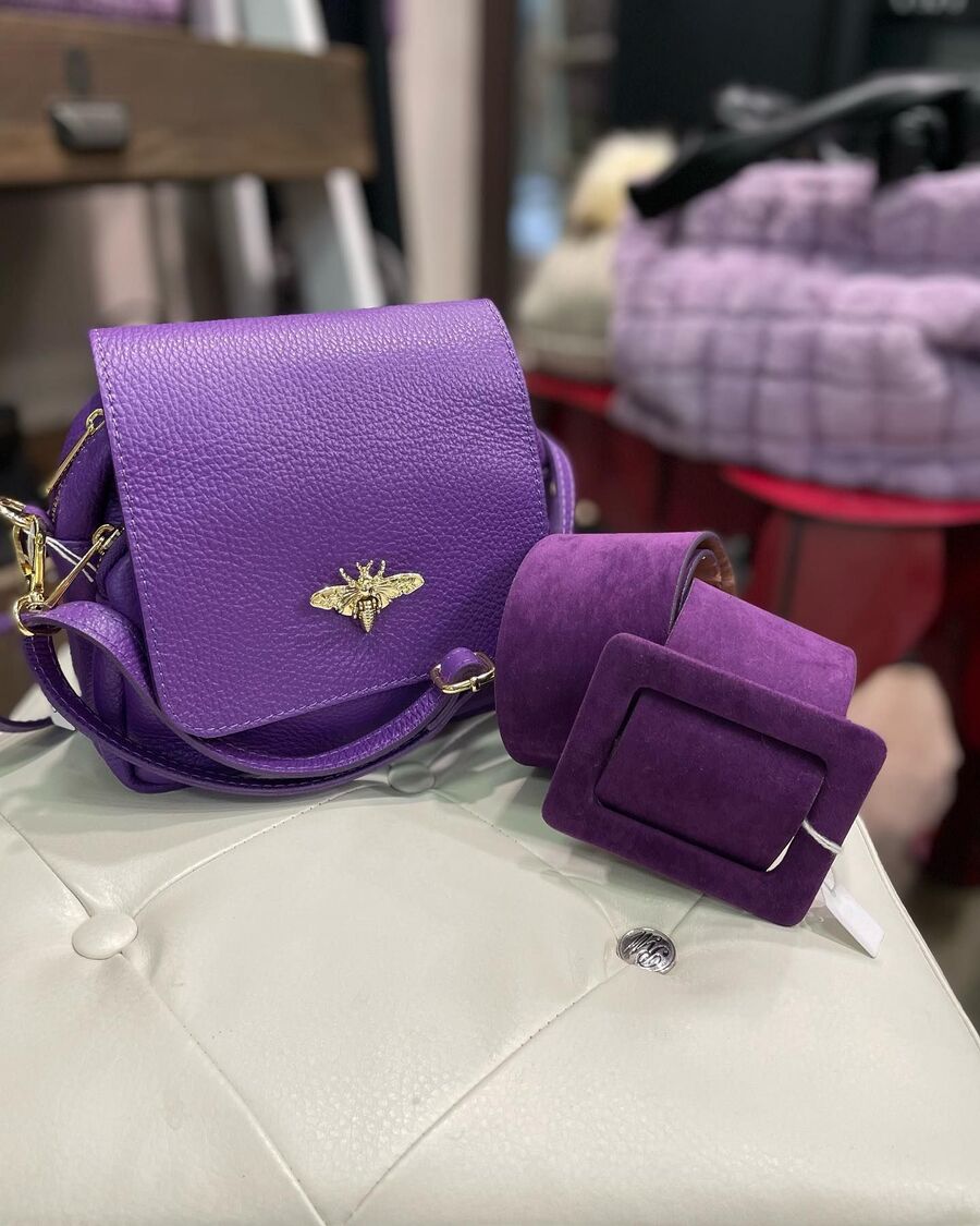 Borse in pelle viola esposte in negozio