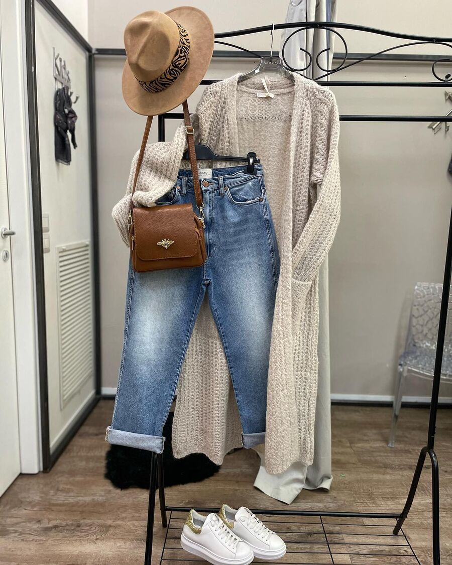 Outfit con cardigan lungo, jeans e cappello