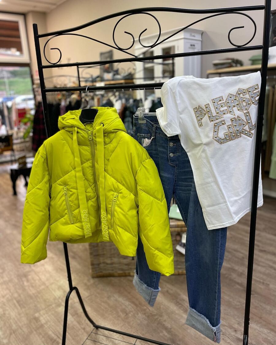 Piumino giallo abbinato a jeans e maglia bianca