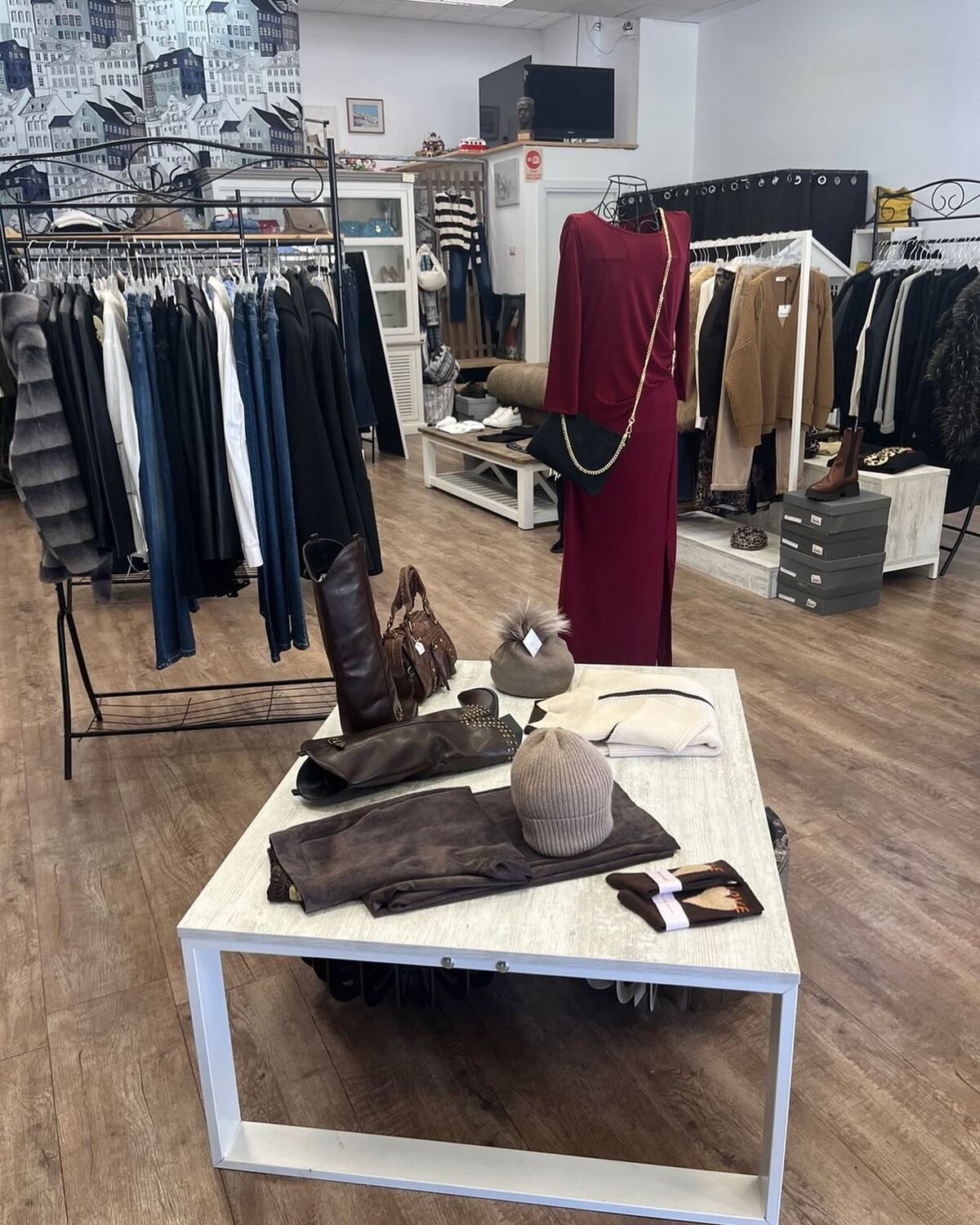 Interno del negozio MC fashion con gli stand di abbigliamento